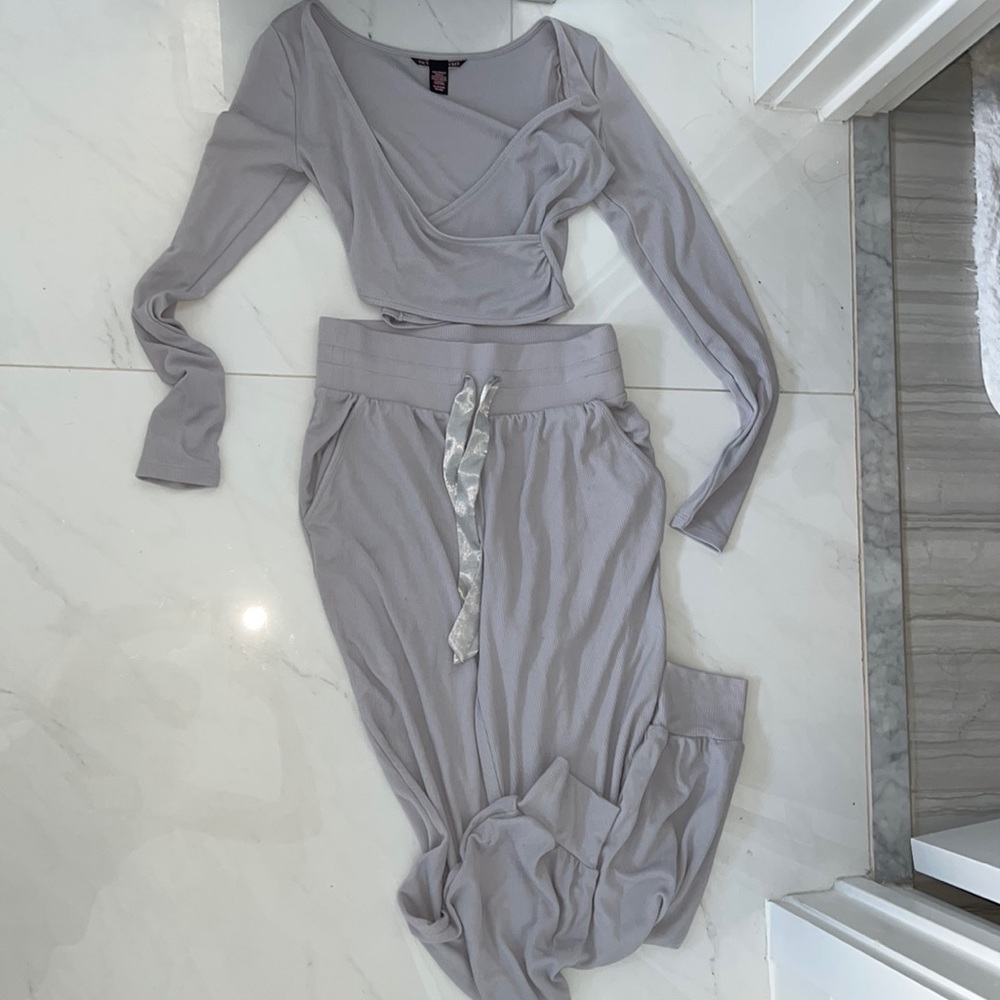 super cute and comfy victoria’s secret jogger and shirt set